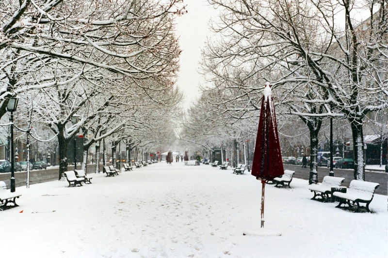 File:Unter den Linden im Winter.jpg