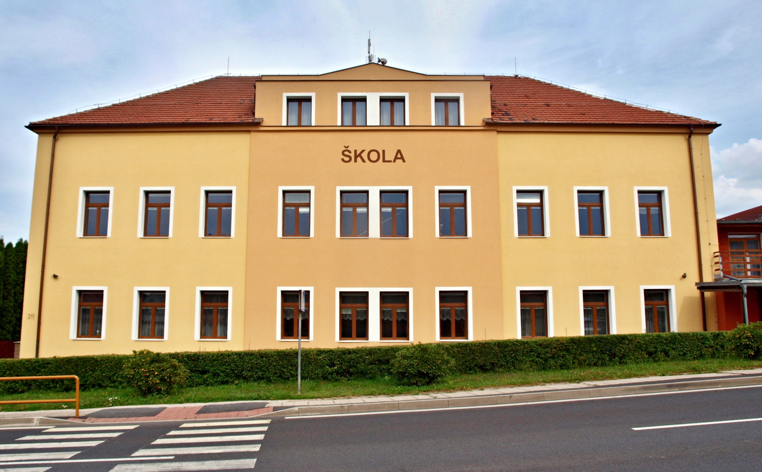 File:Řevničov, škola.JPG - Wikimedia Commons