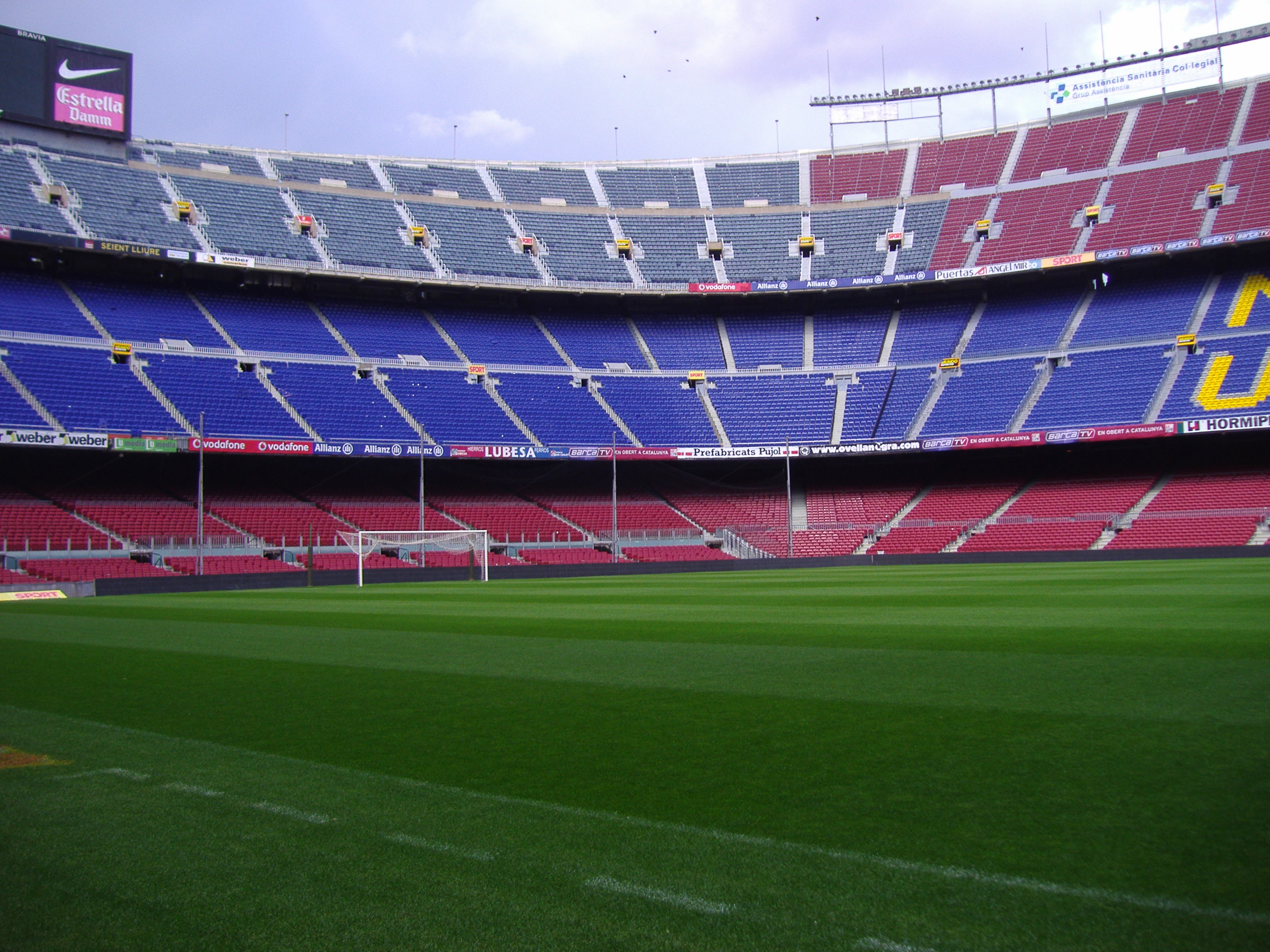 MetLife stadium in New York, USA versus Camp Nou stadium in Barcelona,  Spain. : r/fuckcars