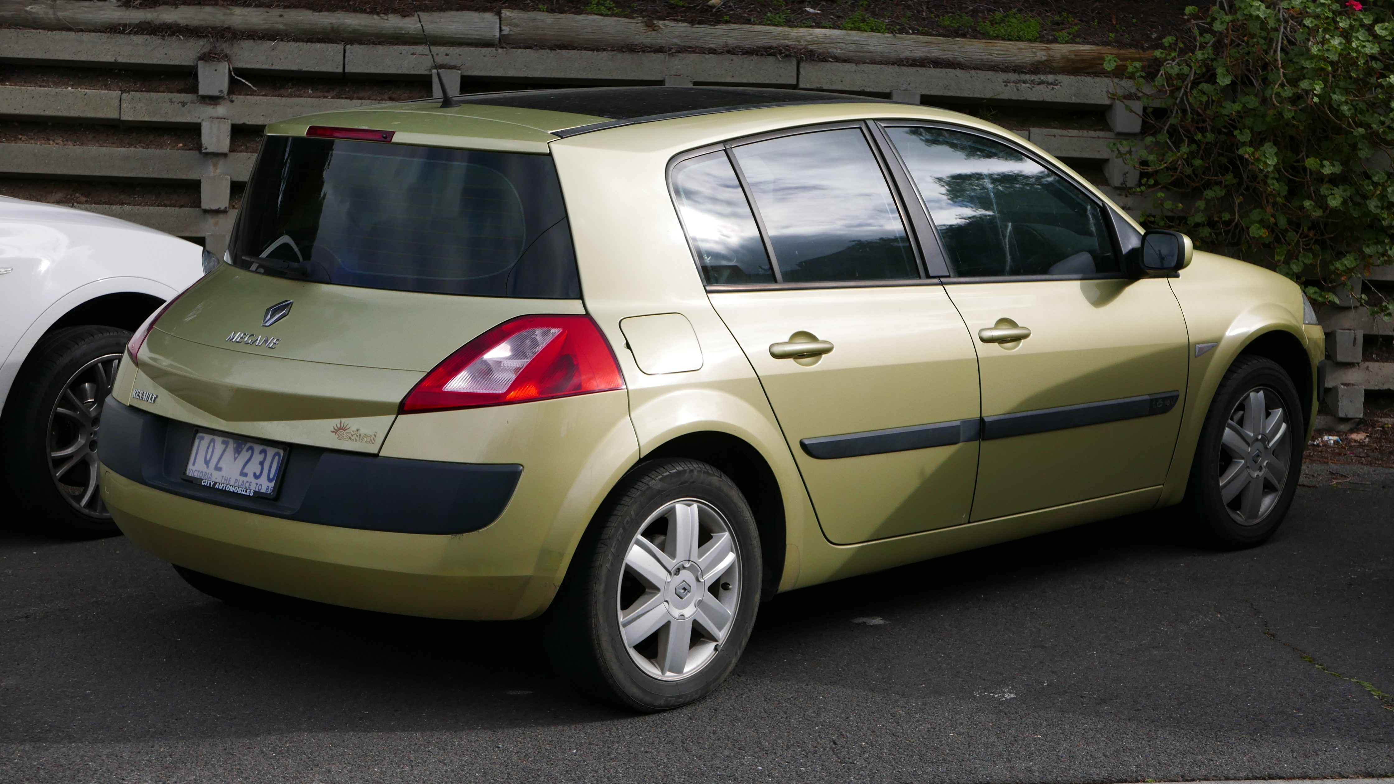 File:2005 Renault Mégane Estival hatchback - Wikimedia Commons