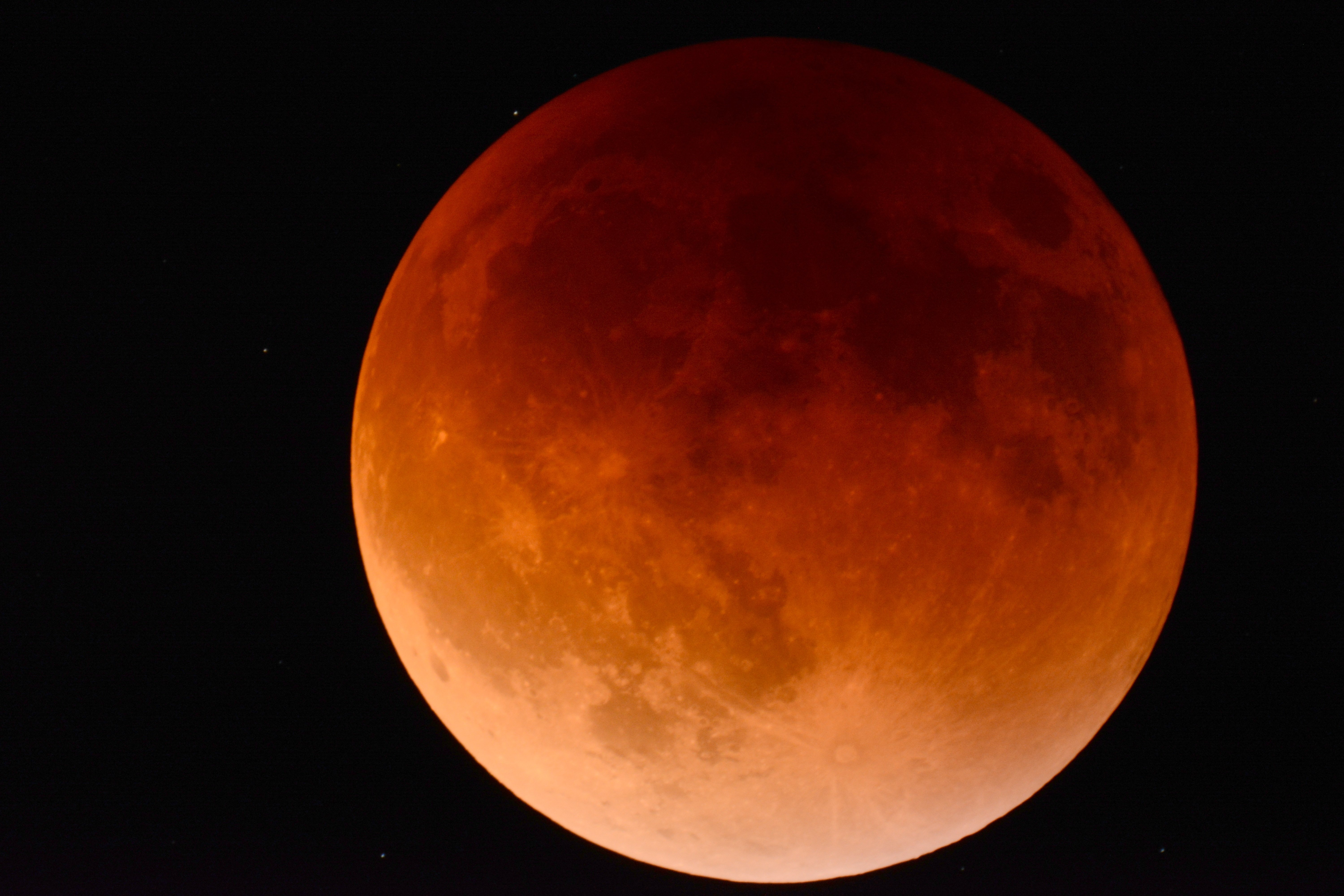 Какое было затмение луны. Лунное затмение 19 ноября 2021. Лунное затмение Кровавая Луна. Лунное затмение ноябрь 2022. Красная Луна.