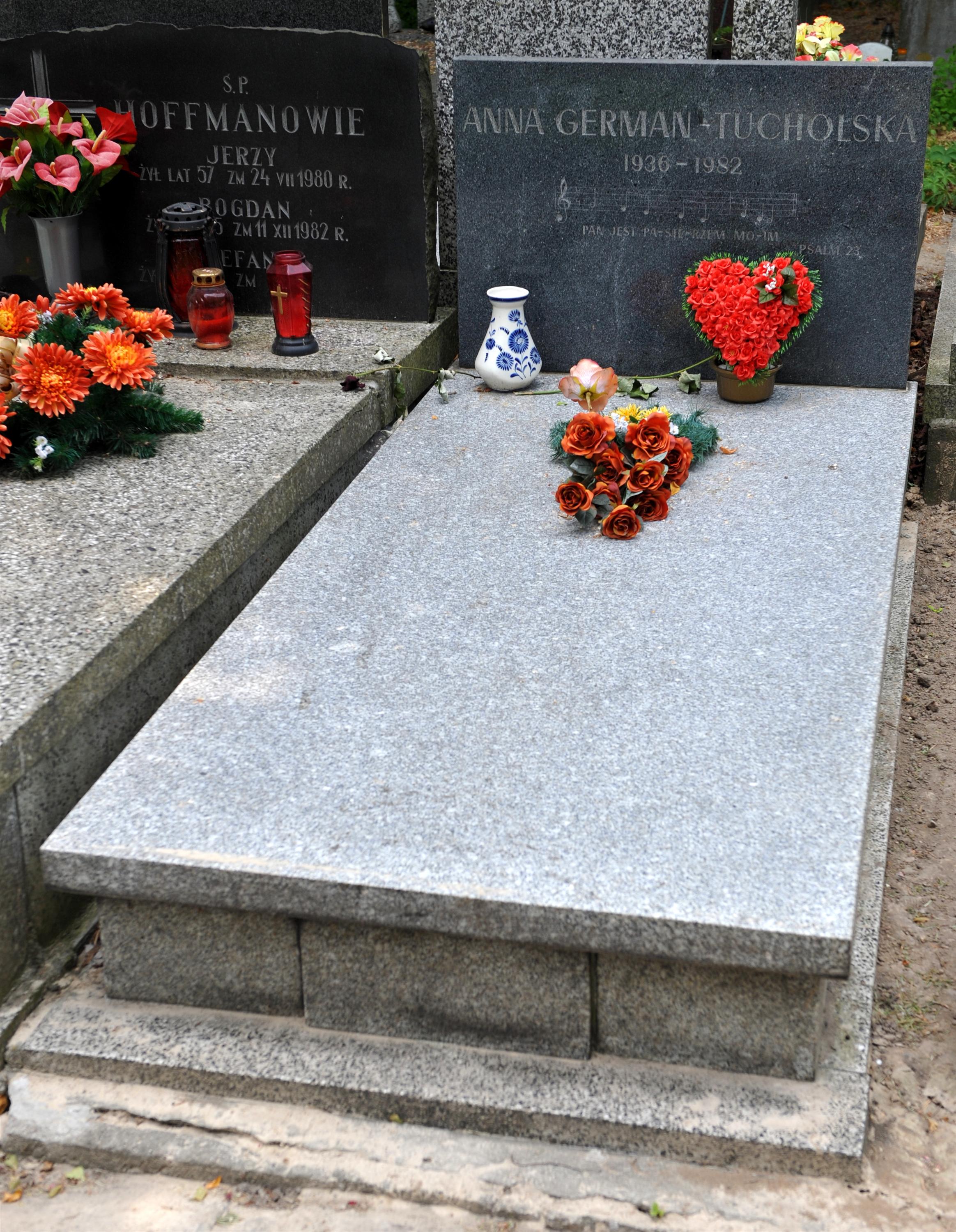 Могила Анны Герман на Кальвинистском кладбище Варшавы