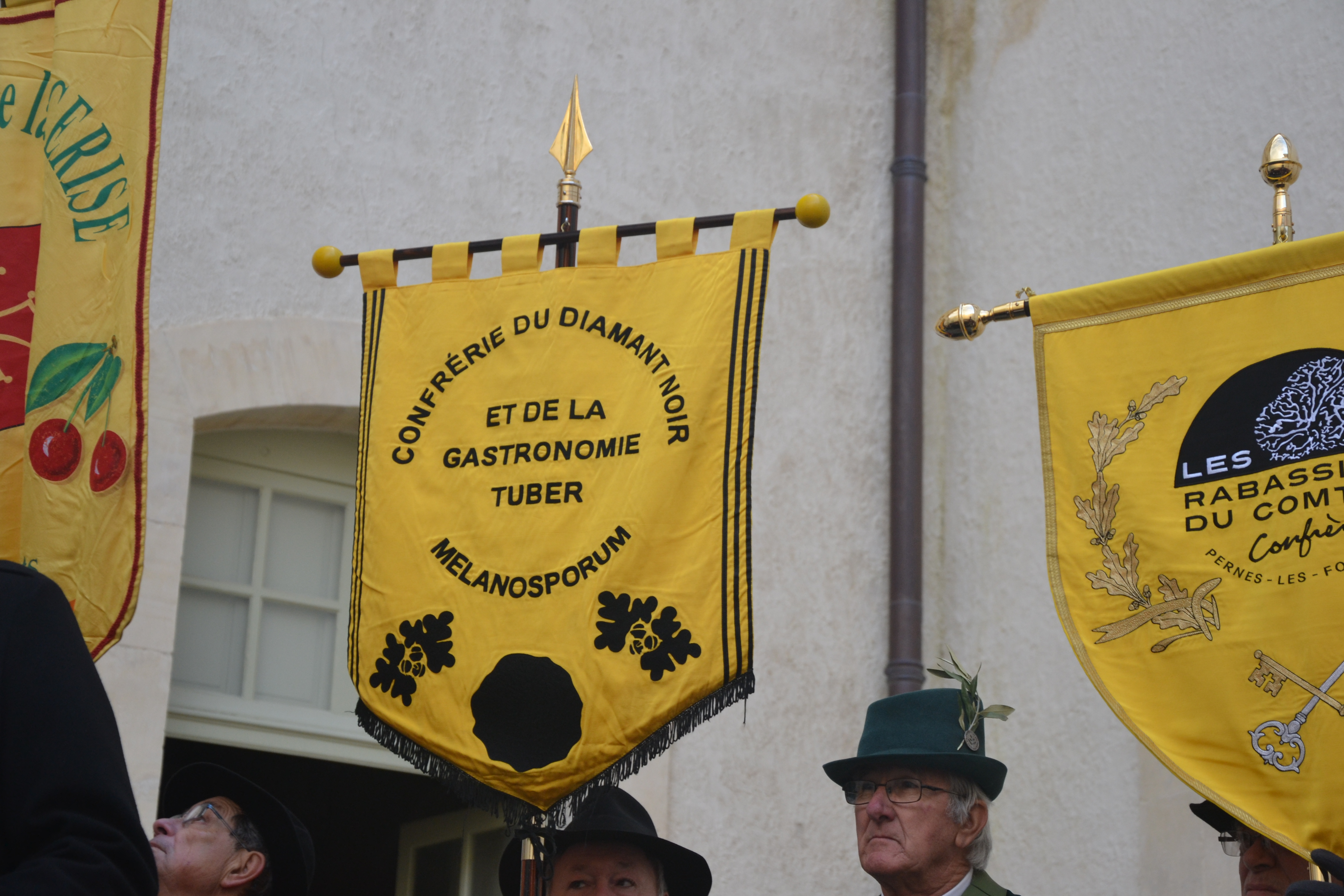 File:Bannière de la confrérie du diamand noir.JPG - Wikimedia Commons