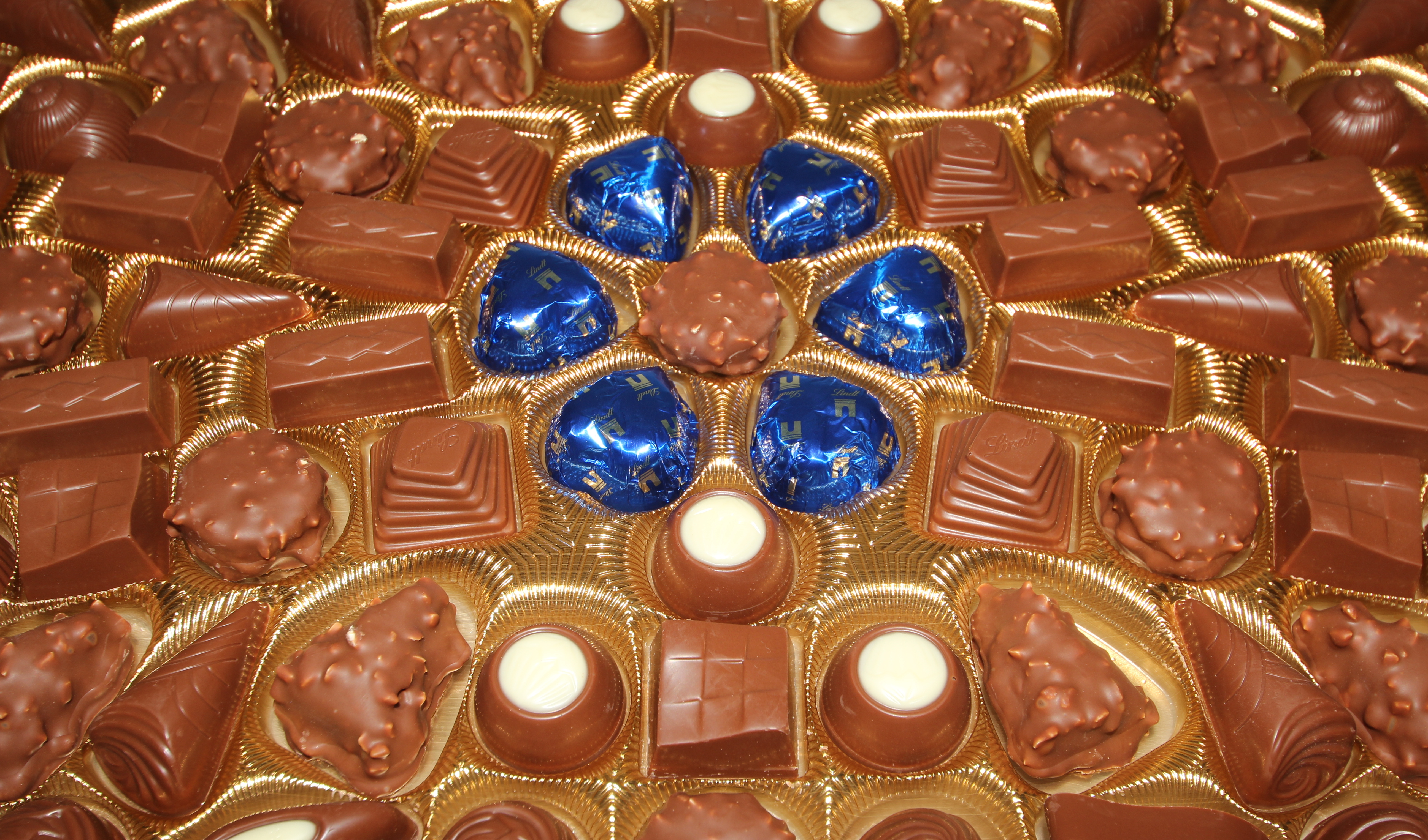 File:Boite de chocolats Champs-Elysees Lait Lindt - 03.jpg
