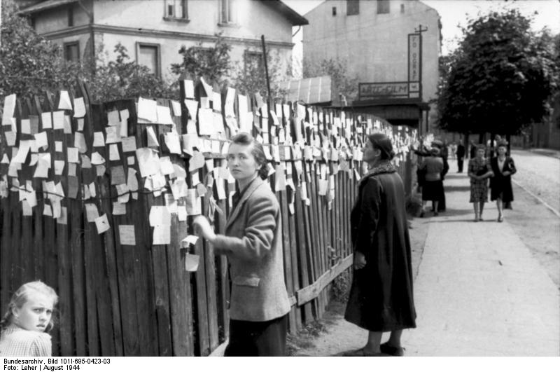 File:Bundesarchiv Bild 101I-695-0423-03, Warschauer Aufstand, Frauen an Holzwand.jpg