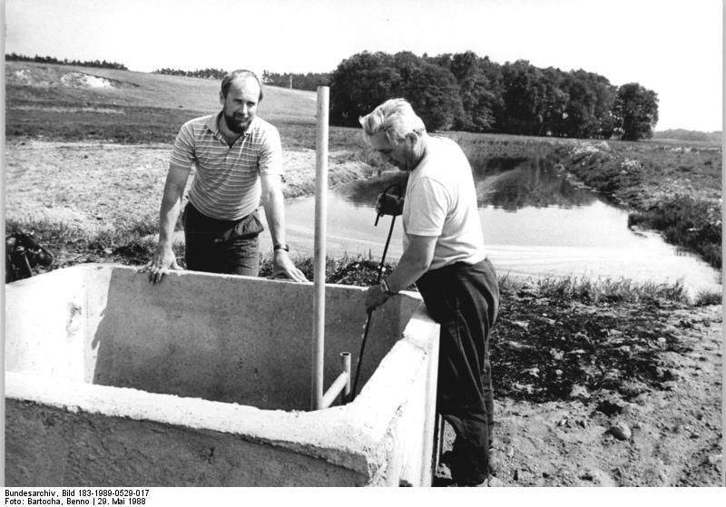 File:Bundesarchiv Bild 183-1989-0529-017, Überprüfen einer Stauanlage.jpg