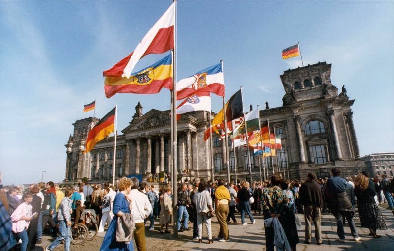 File:Bundesarchiv Bild 183-1990-1003-417, Berlin, Flaggen vor dem Reichstag.jpg