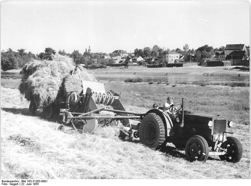 File:Bundesarchiv Bild 183-31263-0001, öderau-Promnitz, Heuernte, Heusammler.jpg