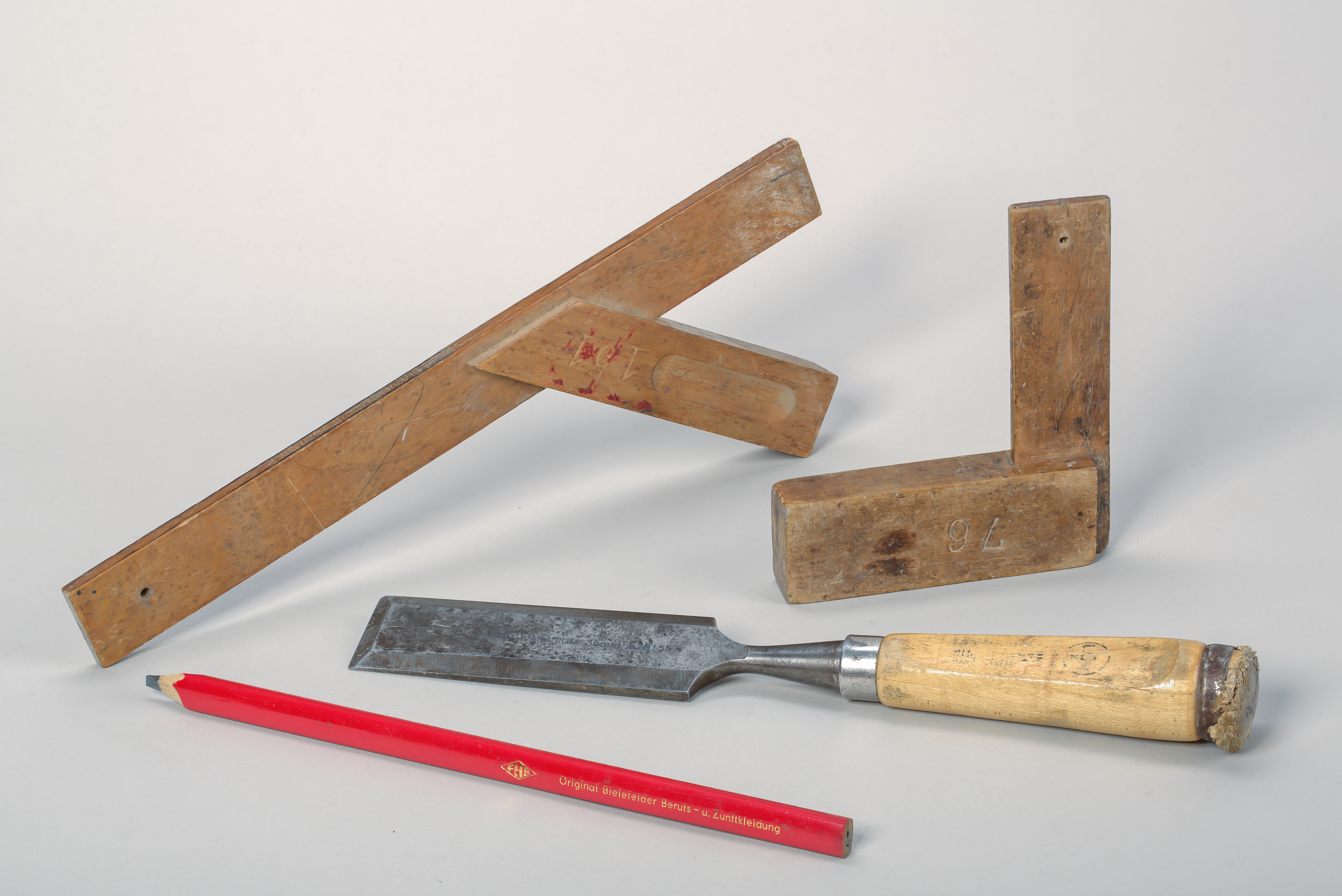 File Carpenter Tools Beveled Edge Chisel Two Angle Gauges And Carpenters Pencil 01 Jpg Wikimedia Commons