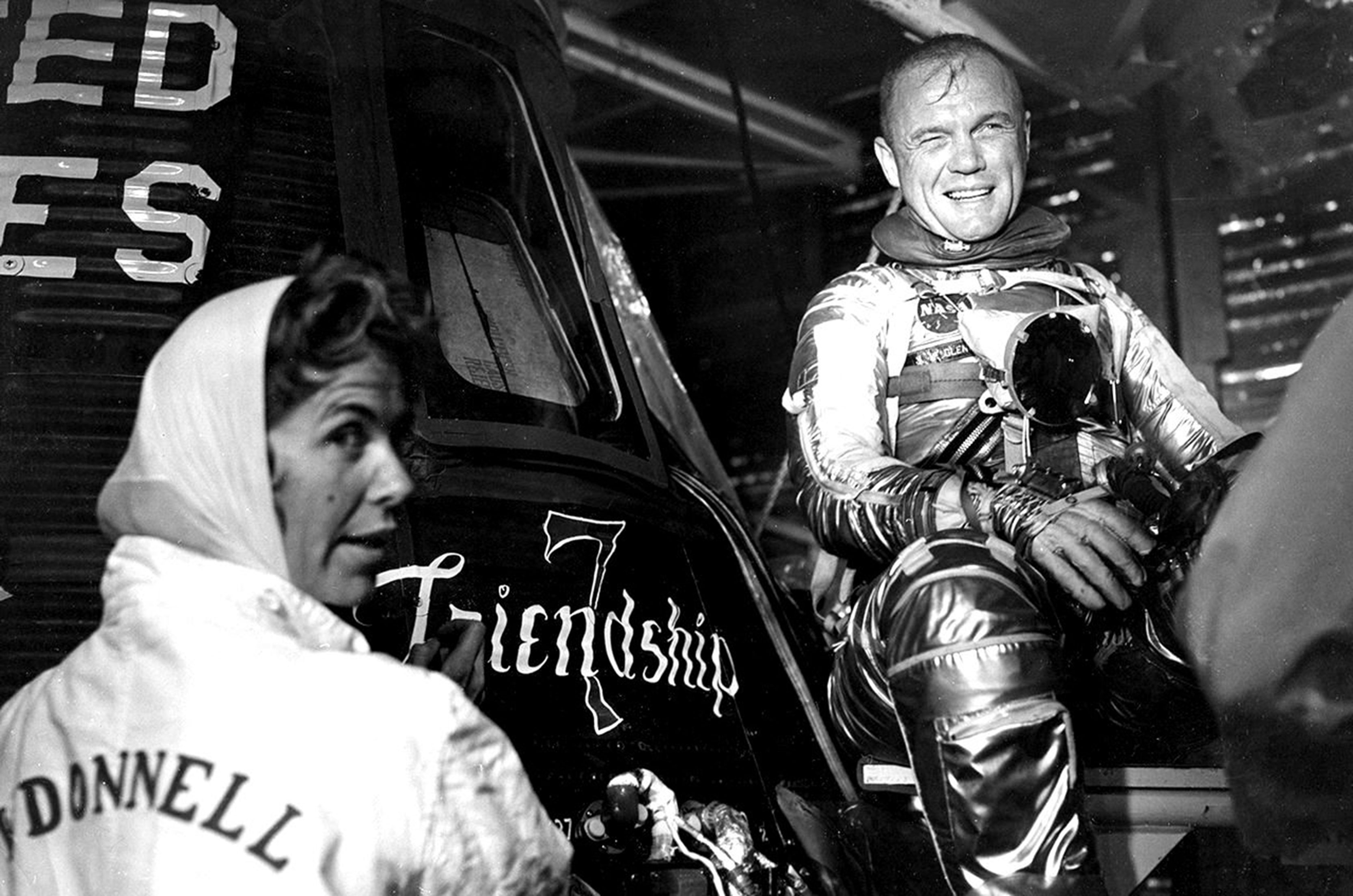 Первые в космос полетели американцы. Джон Гленн. Джон Гленн космонавт. Сесилия Бибби. Джон Гленн фото.
