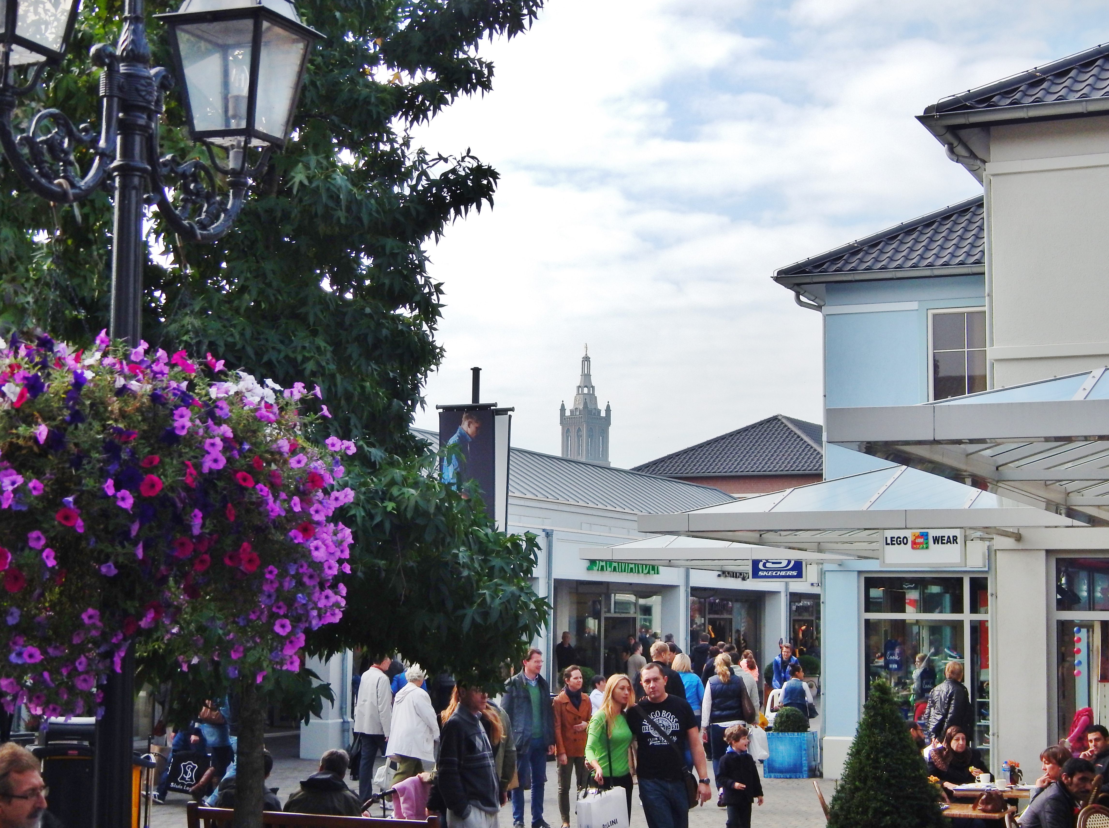 File:Designer Outlet Roermond - panoramio (1).jpg - Wikimedia Commons