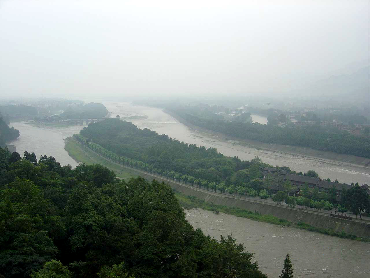 Рукав реки 7. Дуцзянъянь. Ирригационная система Дуцзянъянь. Дуцзянъянь город. Река Миньцзян.