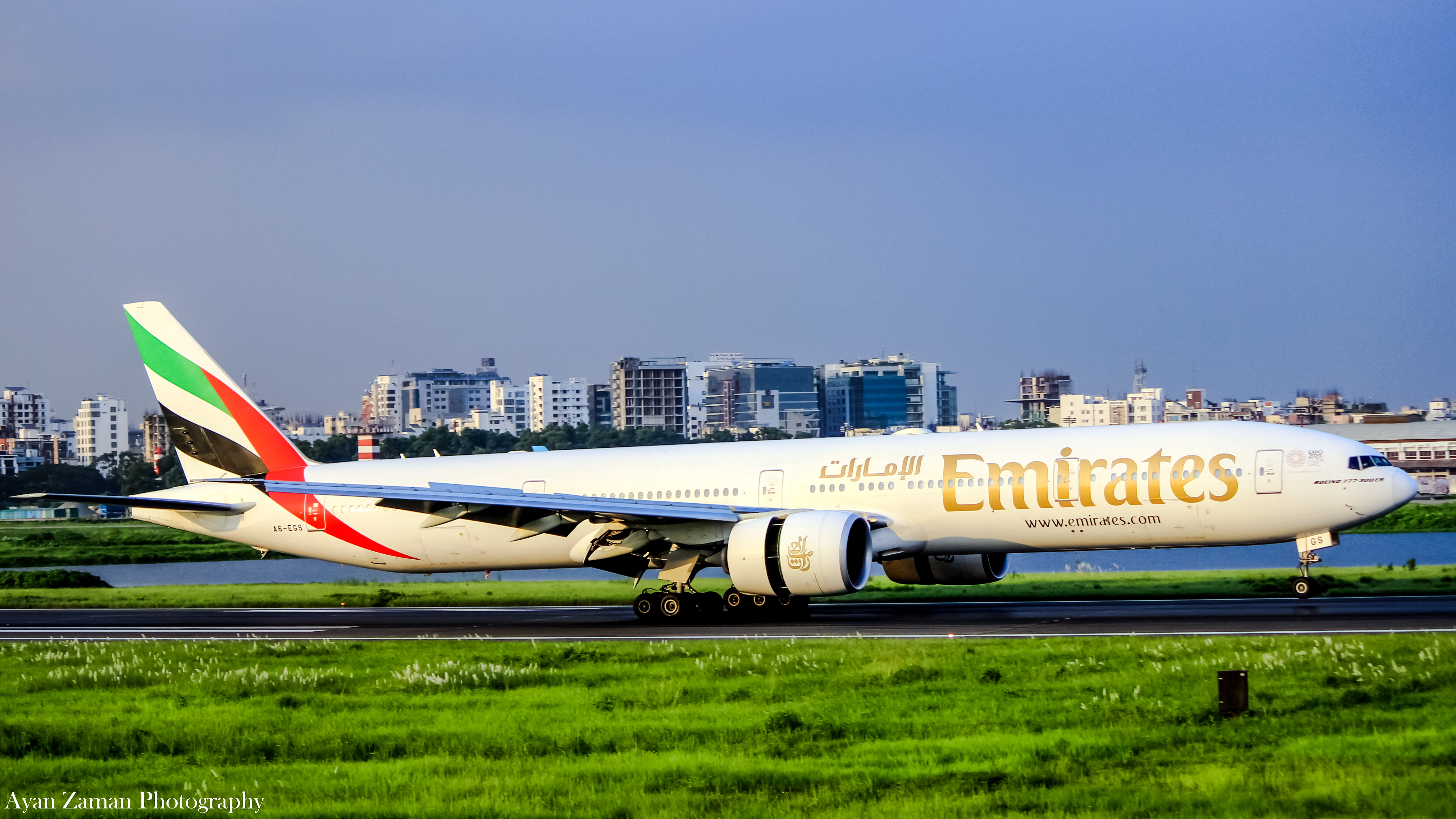 File:Emirates Airlines, Boeing 777-300ER.jpg - Wikipedia