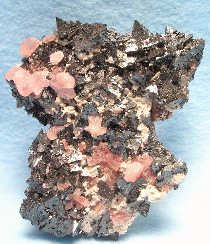 File:Hausmannite-Datolite-244391.jpg