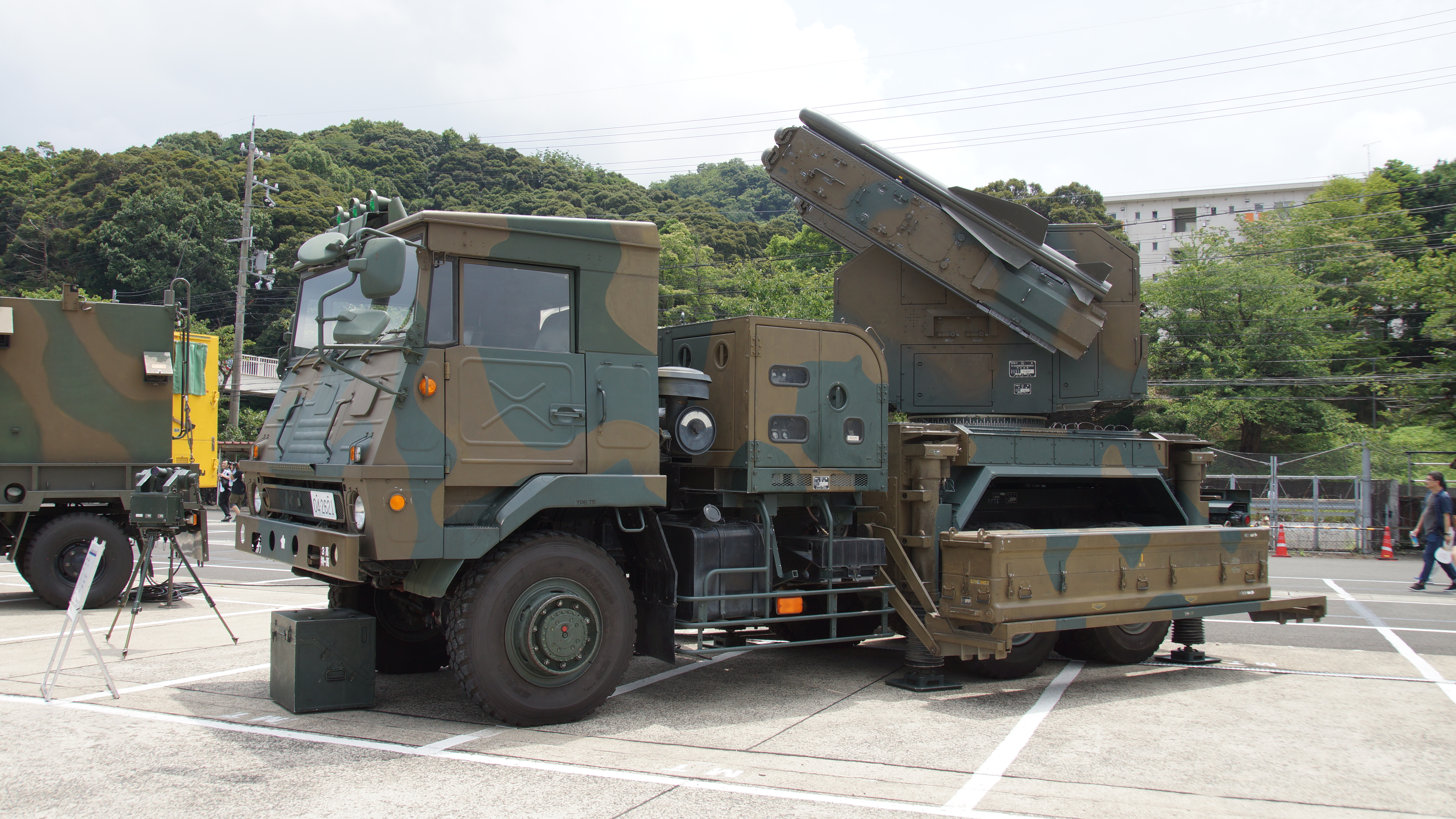 File:JGSDF Type 81 SAM(launcher, 04-2621) left front view at JMSDF 