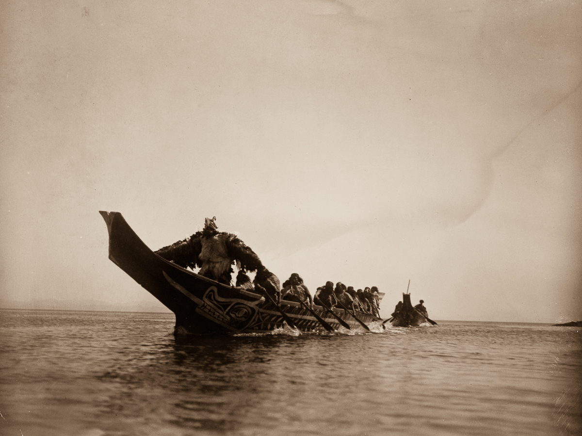 Canoë de cérémonie, photo d’Edward Curtis de 1914.