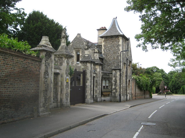 File:Lodge and gate piers to Stanmore Hall, Stanmore-geograph-2453716.jpg