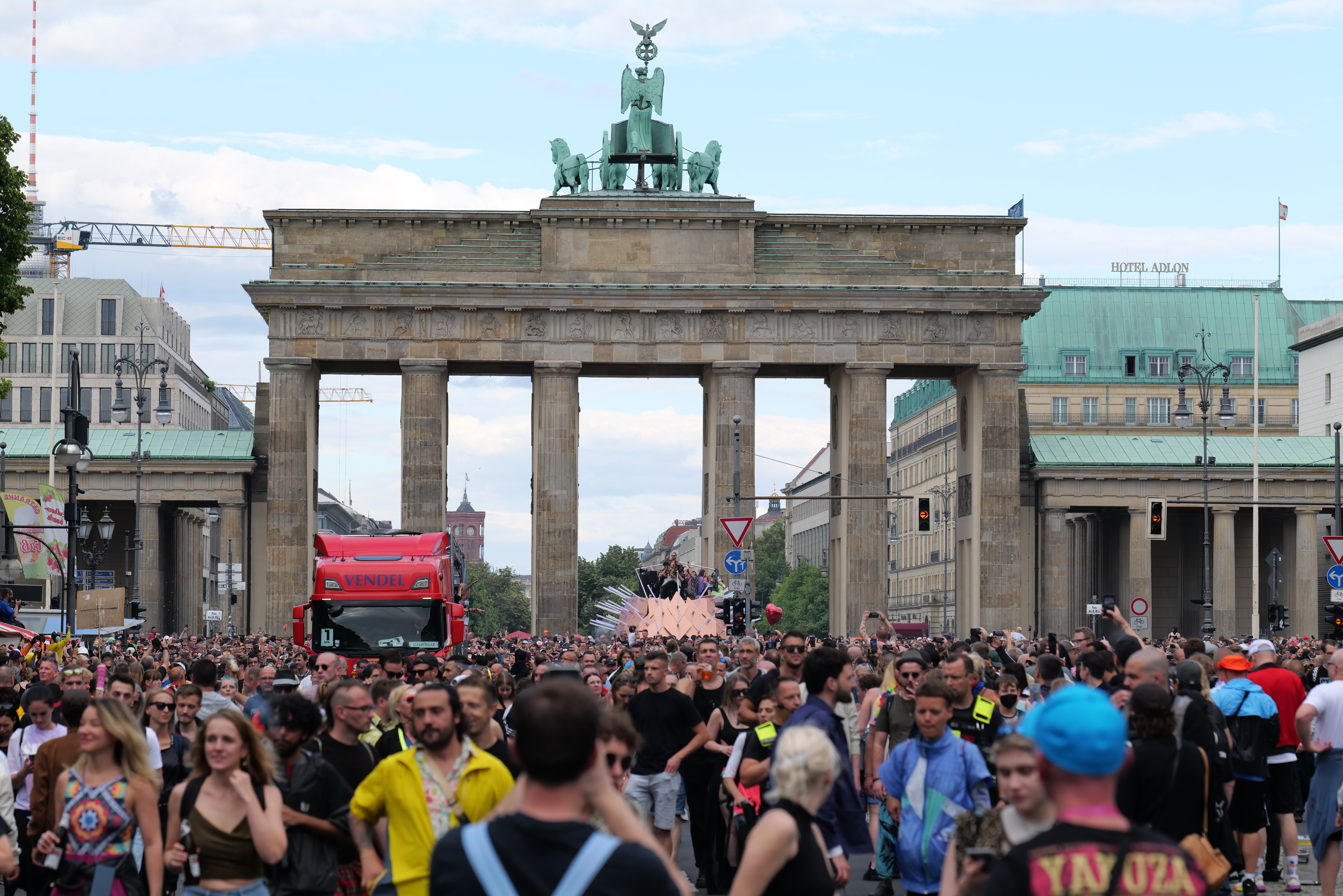 Я победа и берлин 2022. Самый первый лавпарад в Берлине. Берлин 2022 здании. Love Parade in Berlin 2022. Rave the Planet 2023 Berlin.
