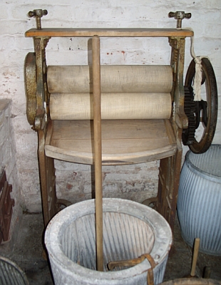 File:Mangle at the Apprentice House, Quarry Bank Mill.jpg