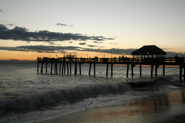 File:Muelle de Puntarenas.jpg