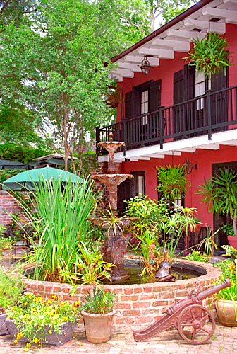 File:New Orleans French Quarter Courtyard - Hotel Maison de Ville 2.jpg