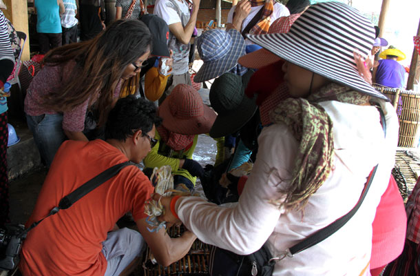 File:People in in kep province .Buyers.jpg