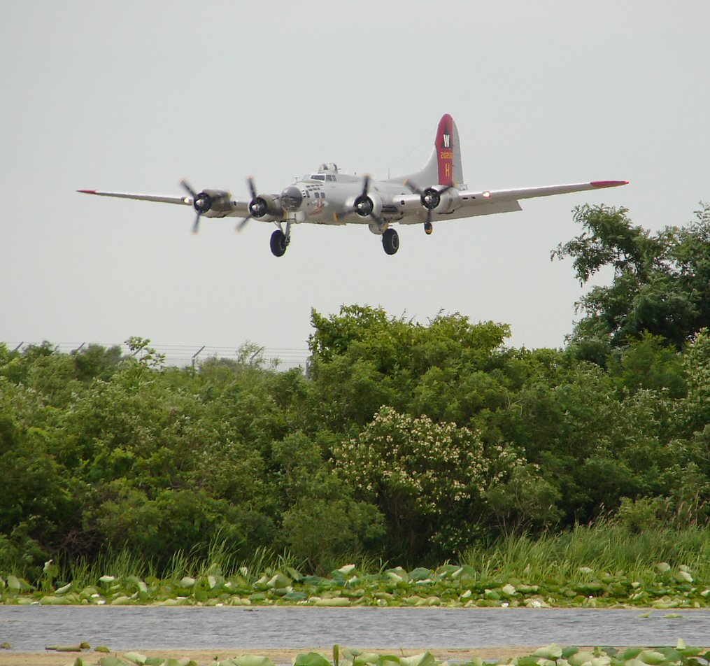 Short final for 18, LSE (763347011).jpg