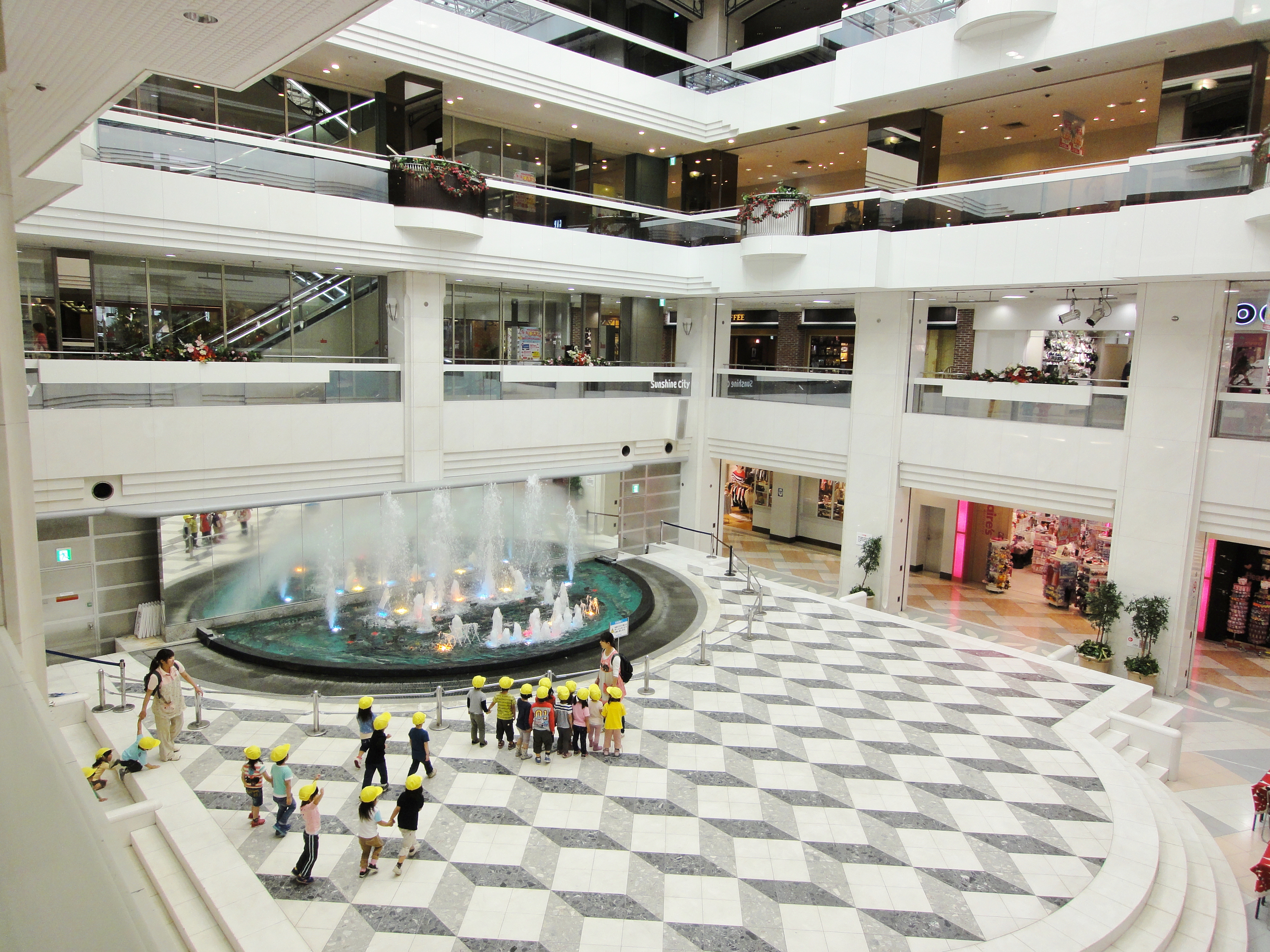 Sunshine_City_Atrium_201206.jpg