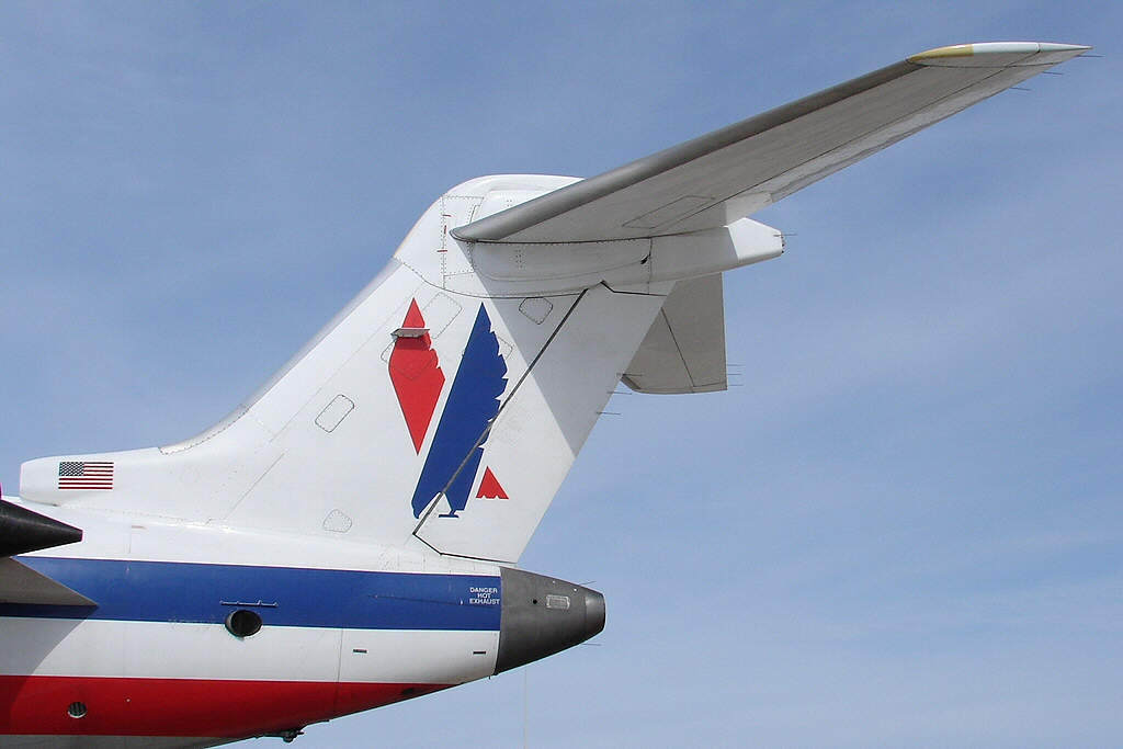 Tail of American Airlines CRJ 2405759231.jpg