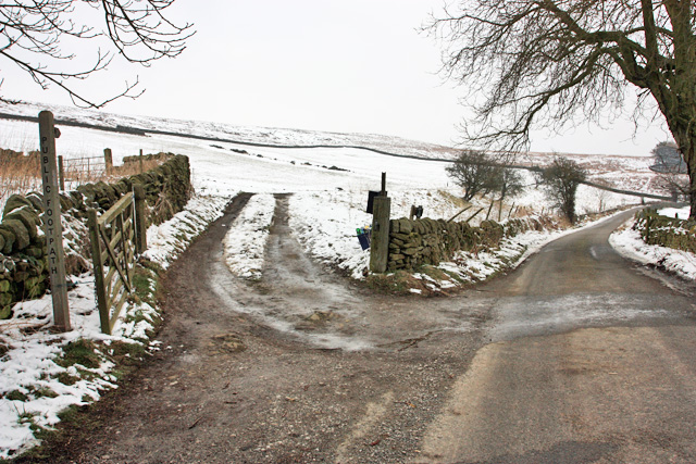 File:Track to Oaks Farm - geograph.org.uk - 3333346.jpg