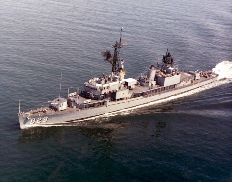 File:USS Myles C Fox (DD-829) underway in early 1970s.jpg