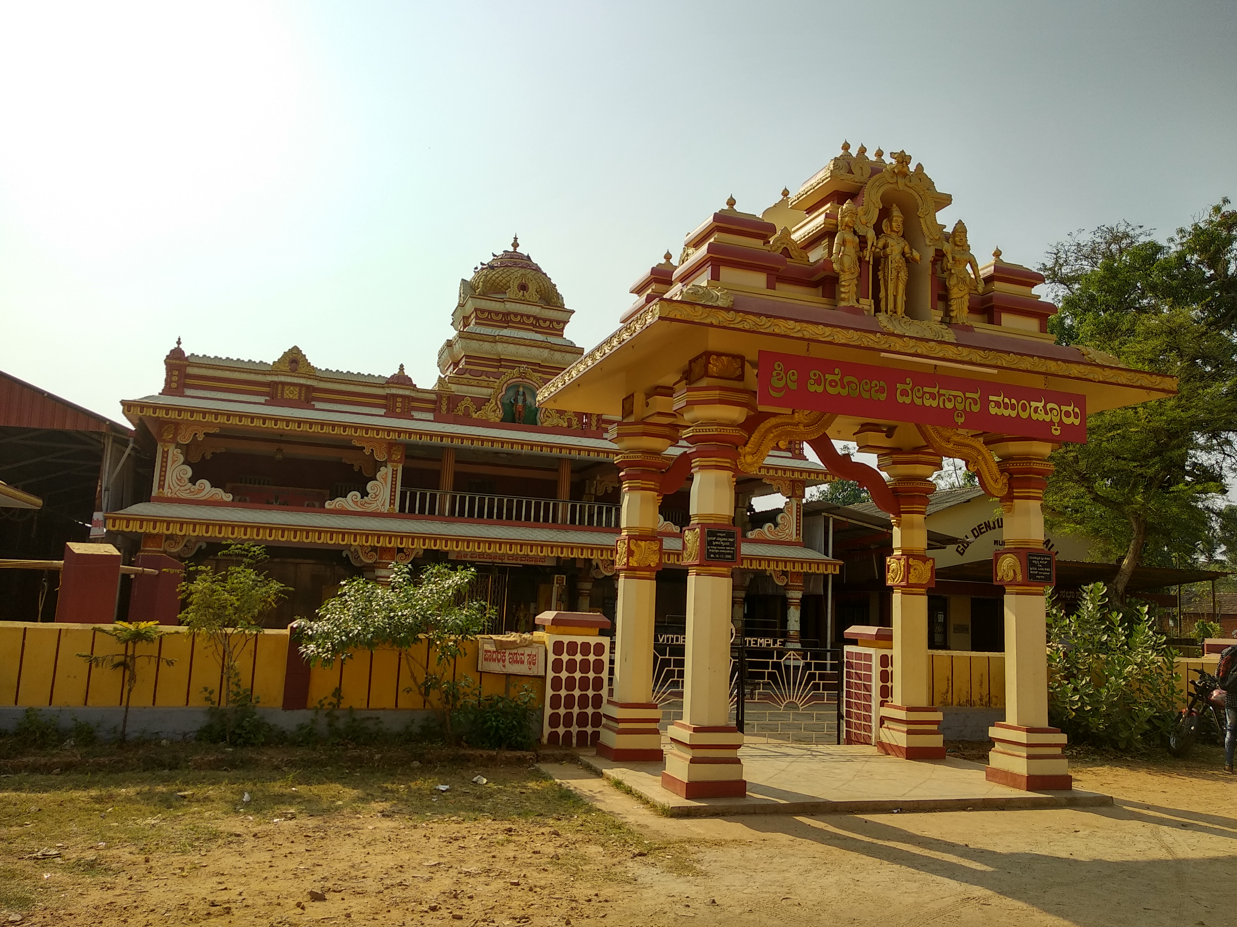 Temple gate. Храм Анантешвара в Удупи. Храм Анантешвары в Удупи. Удупи фото.