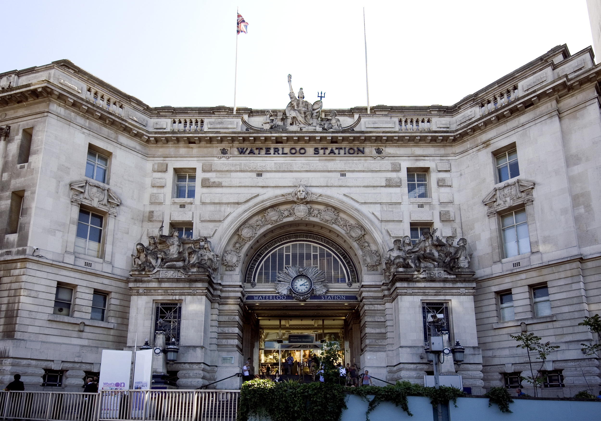 Waterloo Station Victory Arch.jpg