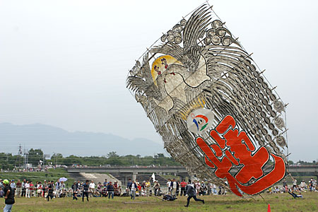 Cerf-volant géant lors du festival de Yôkaïchi au Japon.