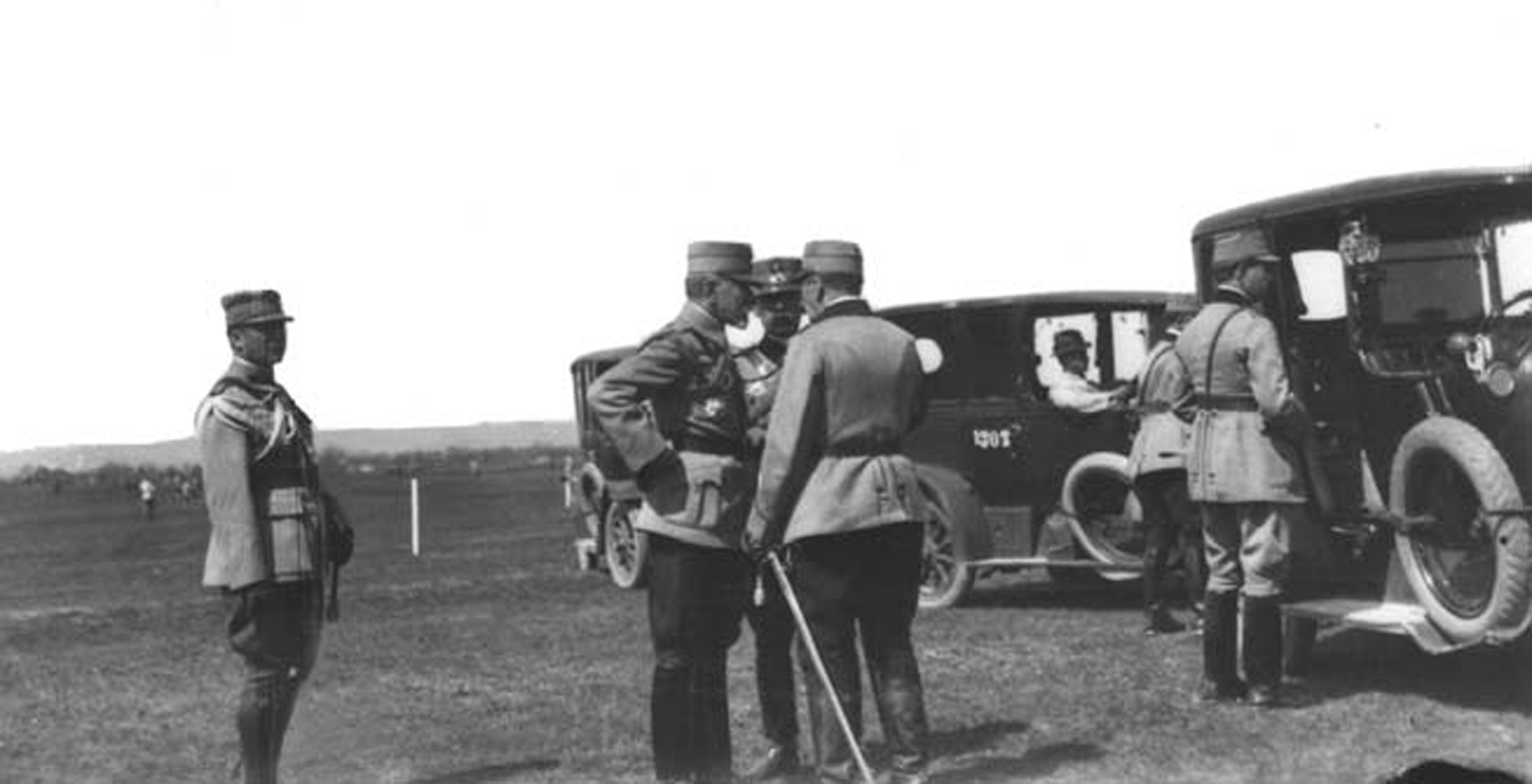 1917 - Constantin Prezan şi regele Ferdinand pe front.png