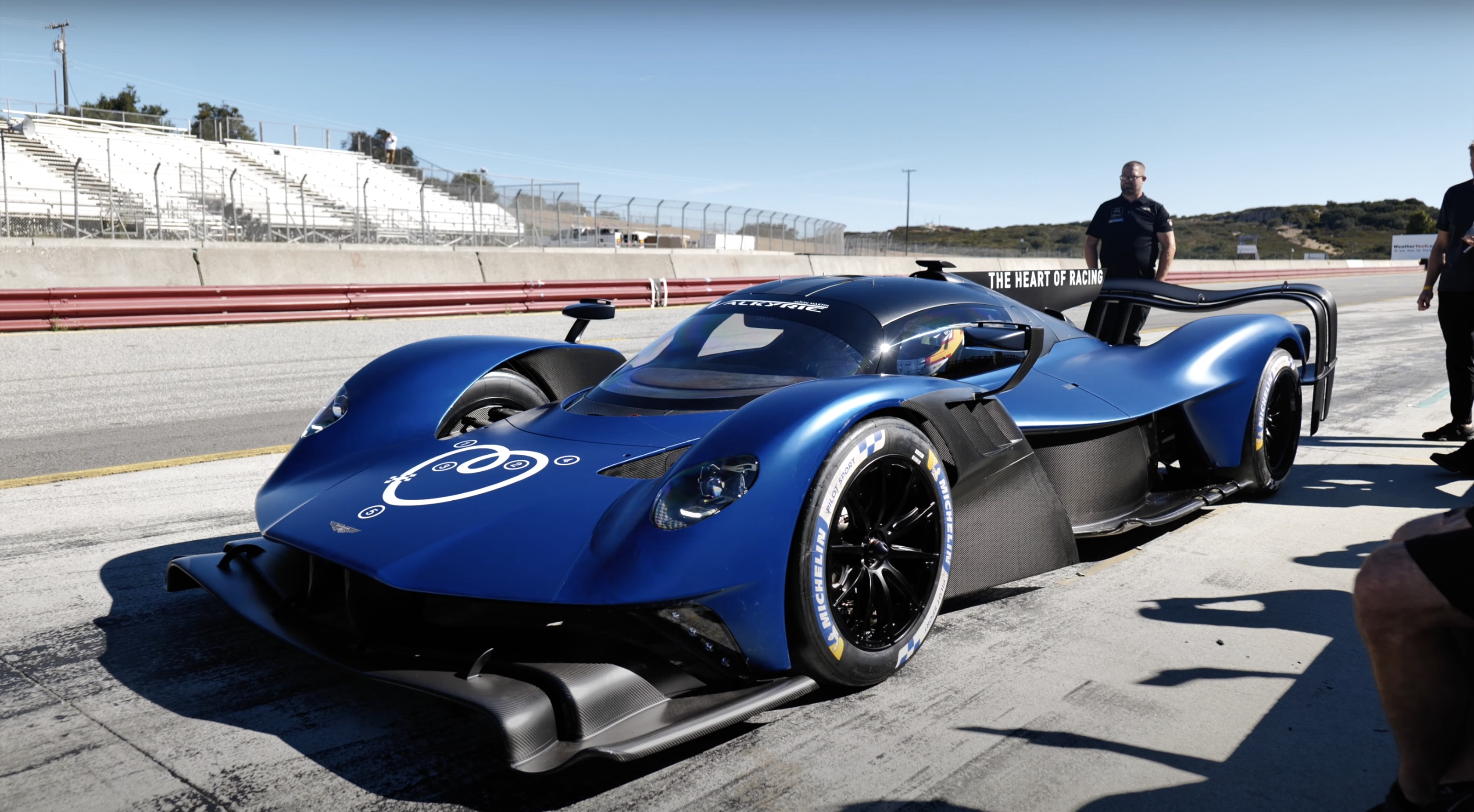 Aston Martin Valkyrie синего цвета