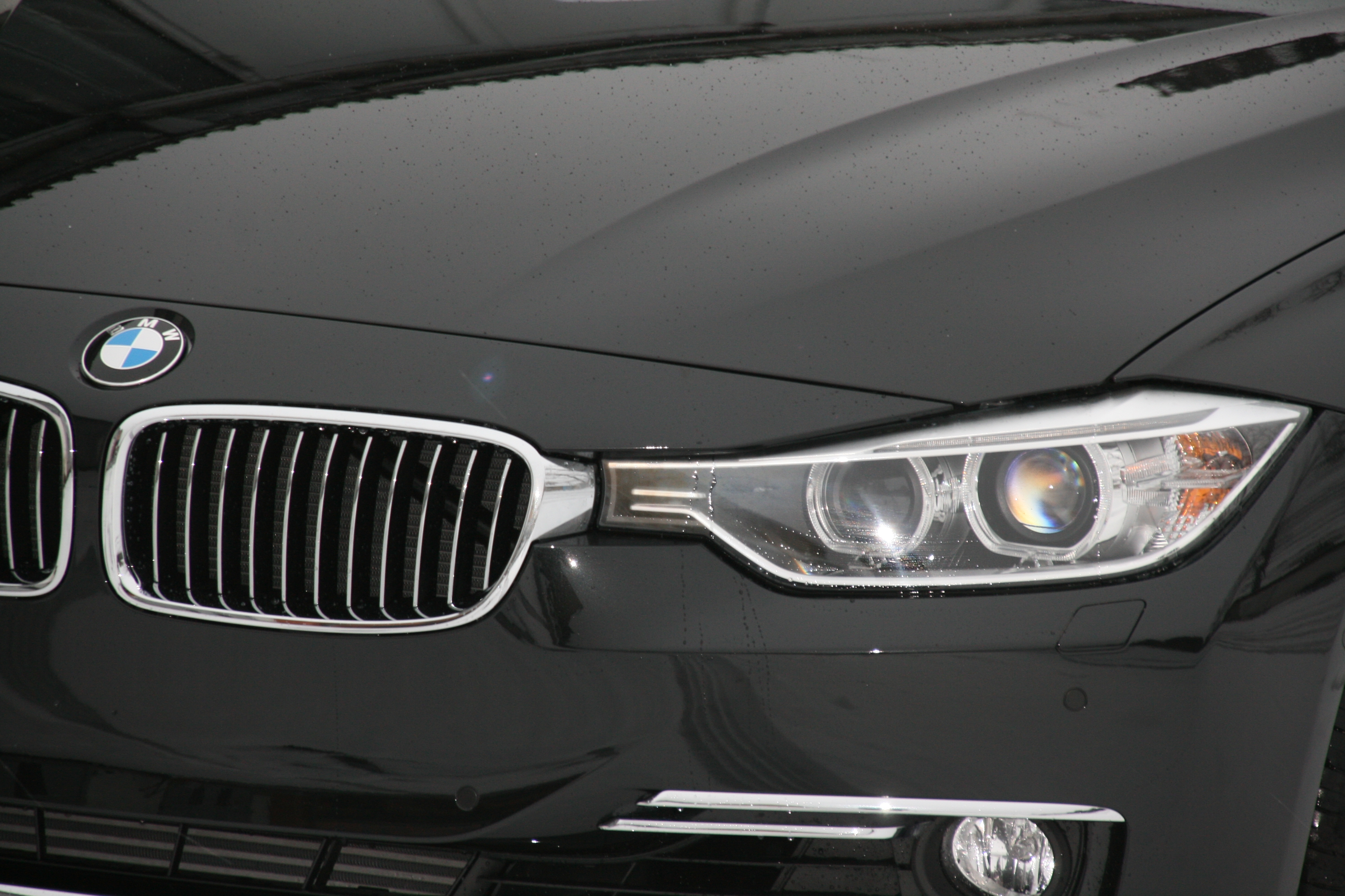 File:BMW 328i F30 2012 Scheinwerfer.jpg - Wikimedia Commons