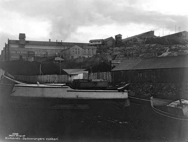 File:Boats and factory in Kirkenes.jpg