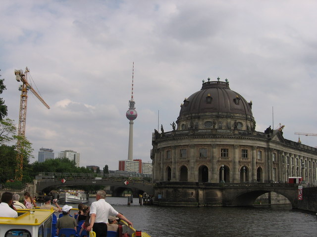 File:Bodemuseum und Fernsehturm - geo.hlipp.de - 1850.jpg