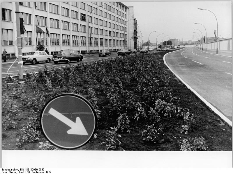 File:Bundesarchiv Bild 183-S0930-030, Berlin, Mühlenstraße.jpg