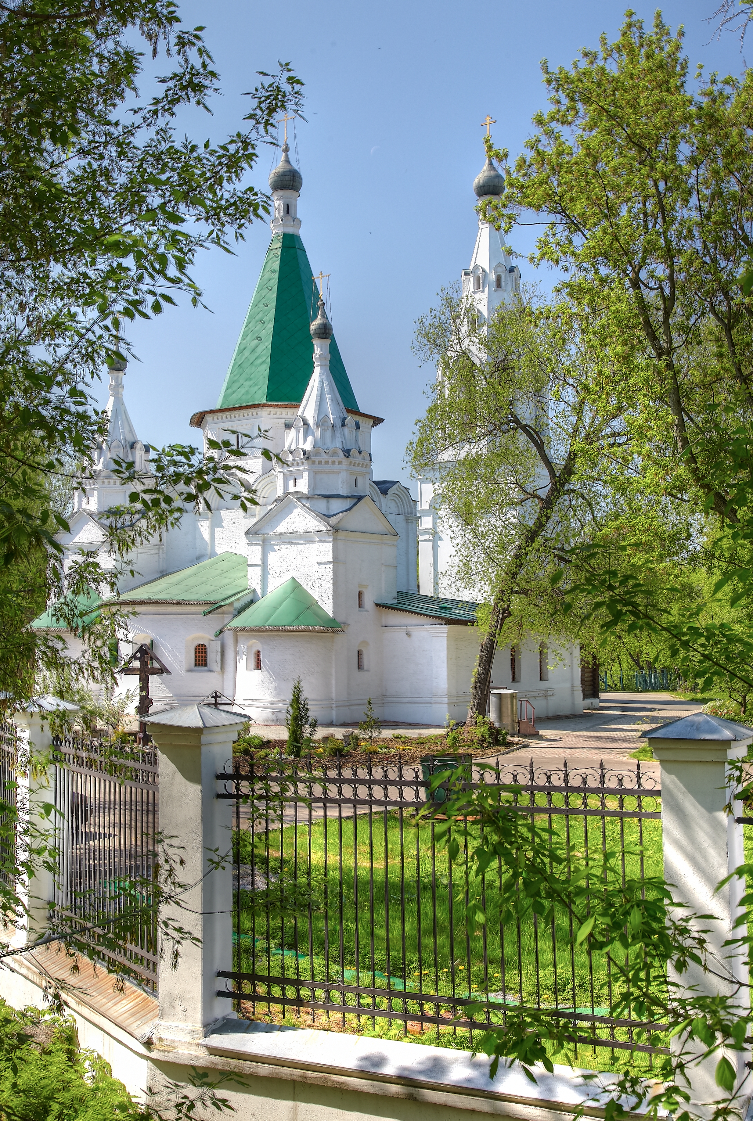 Храм живоначальной троицы в троице голенищево. Храм Живоначальной Троицы в Троицком-Голенищеве в Москве. Храм Троицы Живоначальной (Троицко-Голенищево, Западный округ). Храм Живоначальной Троицы Мосфильм. Храм Троицы Живоначальной в Троицком-Голенищеве карта кладбища.