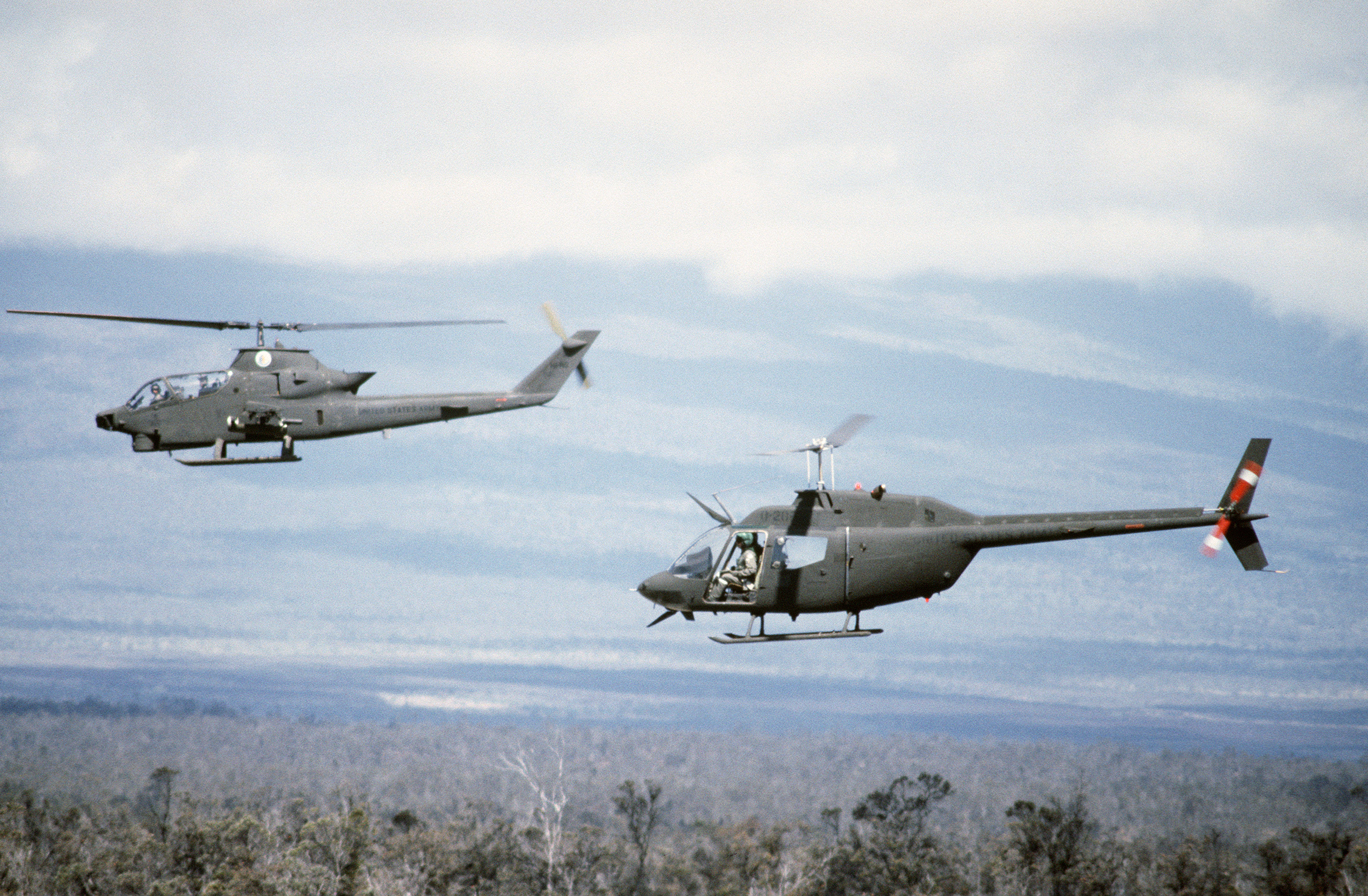 Bell OH-58 Kiowa Cobra_and_Kiowa_DF-ST-86-10445
