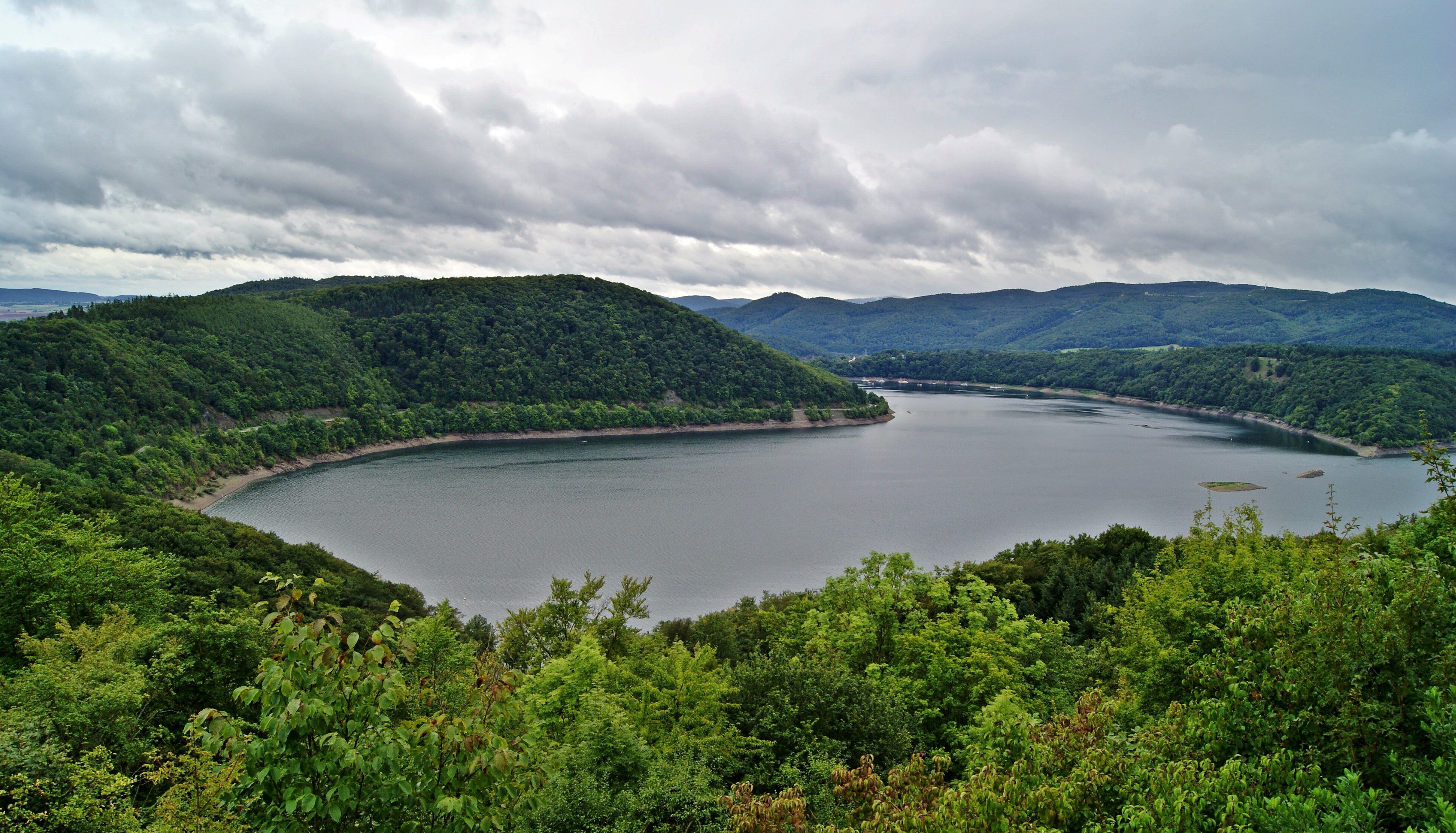 Middle river. Эдерзее озеро Германия. Edersee.