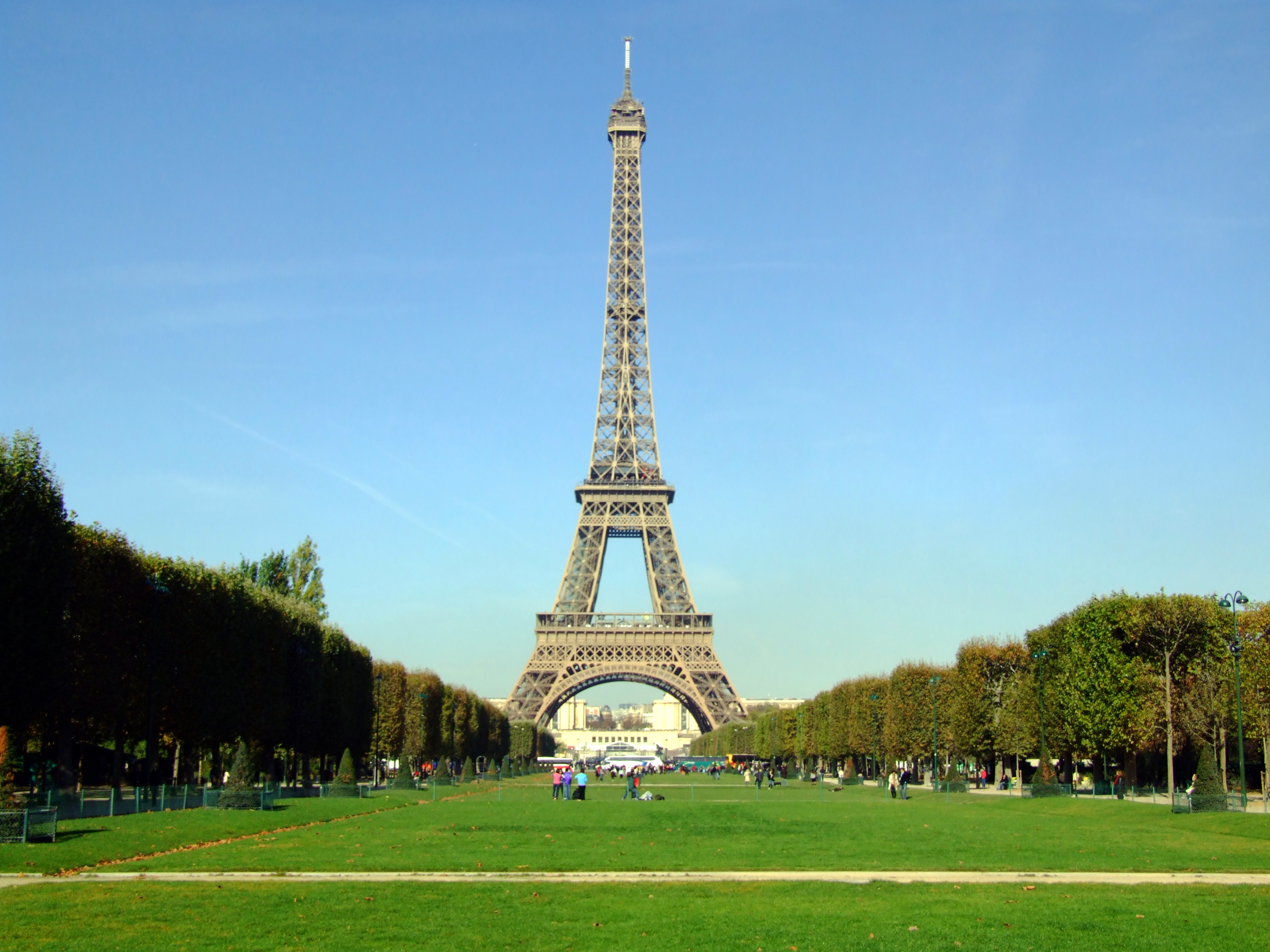 Paris places. Эйфелева башня в Париже. Эйфелева башня (la Tour Eiffel). Эльфивая башня в Париже проект. Достопримечательности Франции Эйфелева башня.