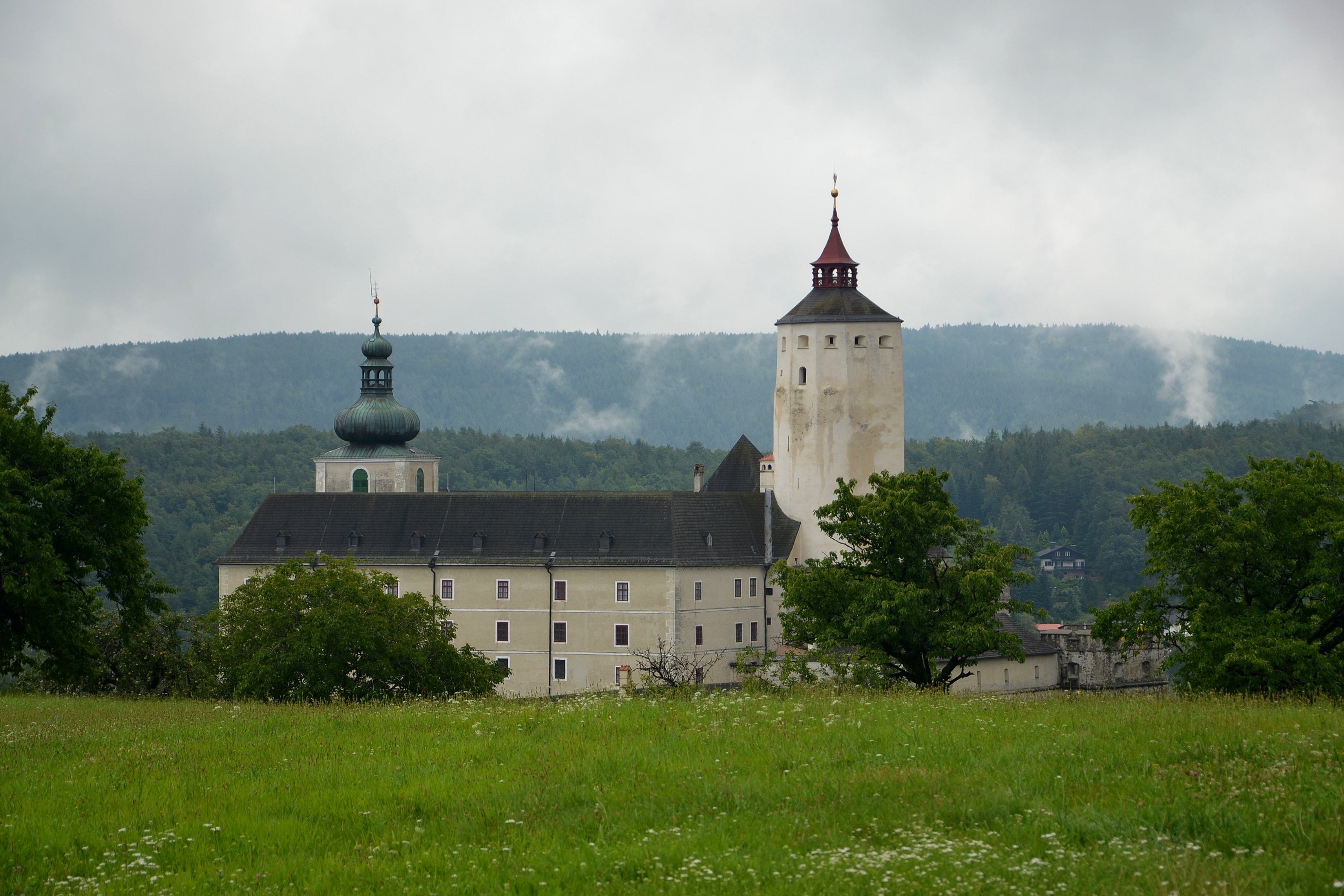 Burg Forchtenstein im Süden von Mattersburg. Die Burg stammt aus dem Mittelalter, wurde aber später umgebaut.