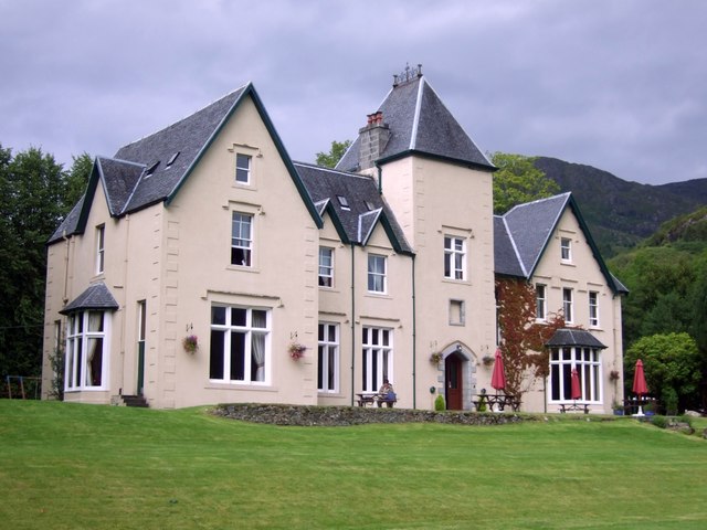 Small picture of Glenfinnan House Hotel courtesy of Wikimedia Commons contributors