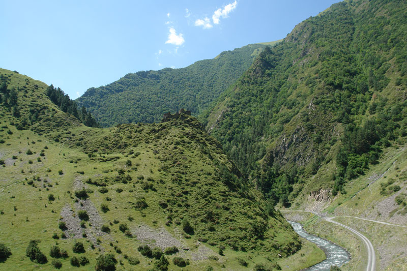 File:Khevsureti. Qachu castle 2.jpg