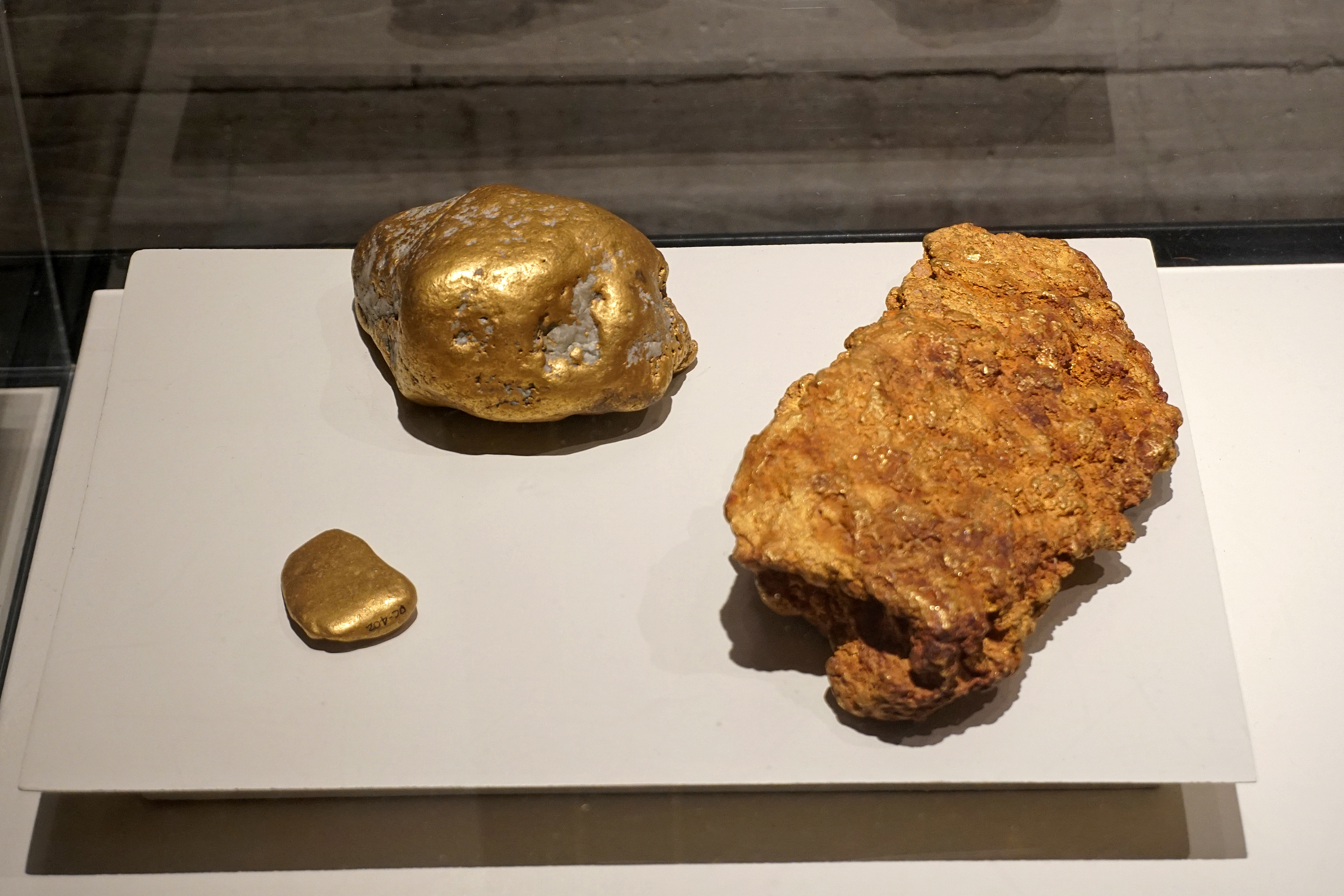 В каком году нашли первое золото. Ирендыкский медведь золотой самородок. Большие самородки золота. Самый большой самородок золота. Самый большой самородок золота найденный в Австралии в 2019 году.