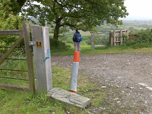 Lift Handle to Open Gate - geograph.org.uk - 1575460