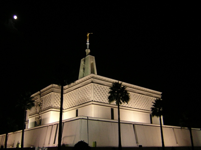 Mexico city temple night.jpg